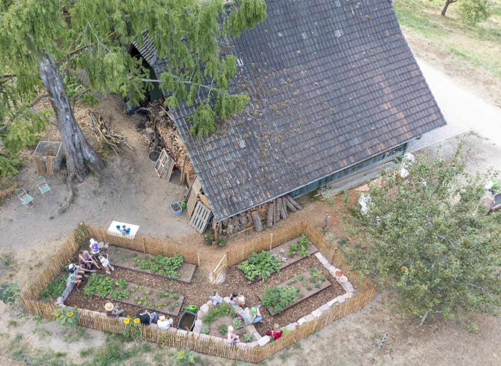 Scheune mit Kräutergarten von oben