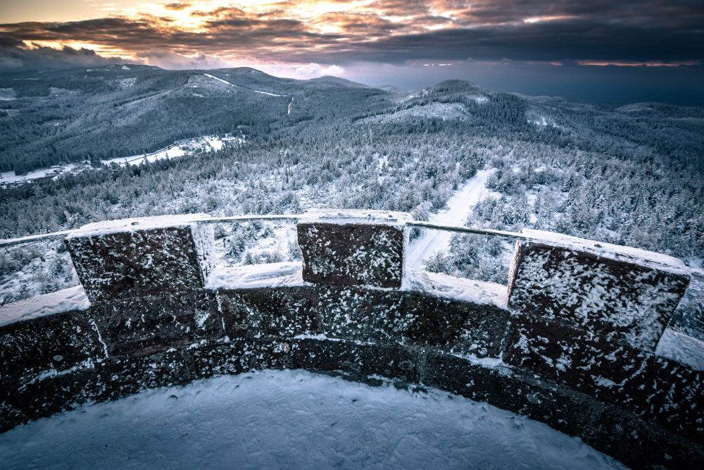 Blick vom Turm der Badener Höhe aus auf die schneebedeckte Schwarzwaldlandschaft