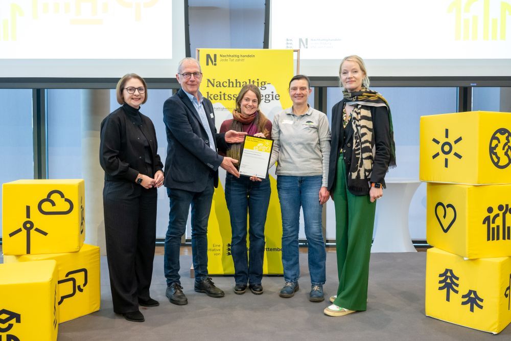 Freuen sich über die BNE-Zertifizierung des Naturparks Schwarzwald Mitte/Nord: Staatssekretärin im Kultusministerium Sandra Boser, Naturpark-Geschäftsführer Karl-Heinz Dunker, Naturpark-Fachbereichsleiterin Bildung & Biodiversität Fränze Stein, Naturpark-Projektmanagerin für die Naturpark-Schulen Manuela Riedling und Umweltministerin Thekla Walker MdL (v. l.).