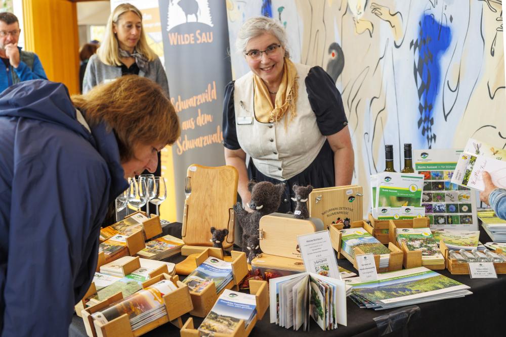 Frau steht am Naturparkstand