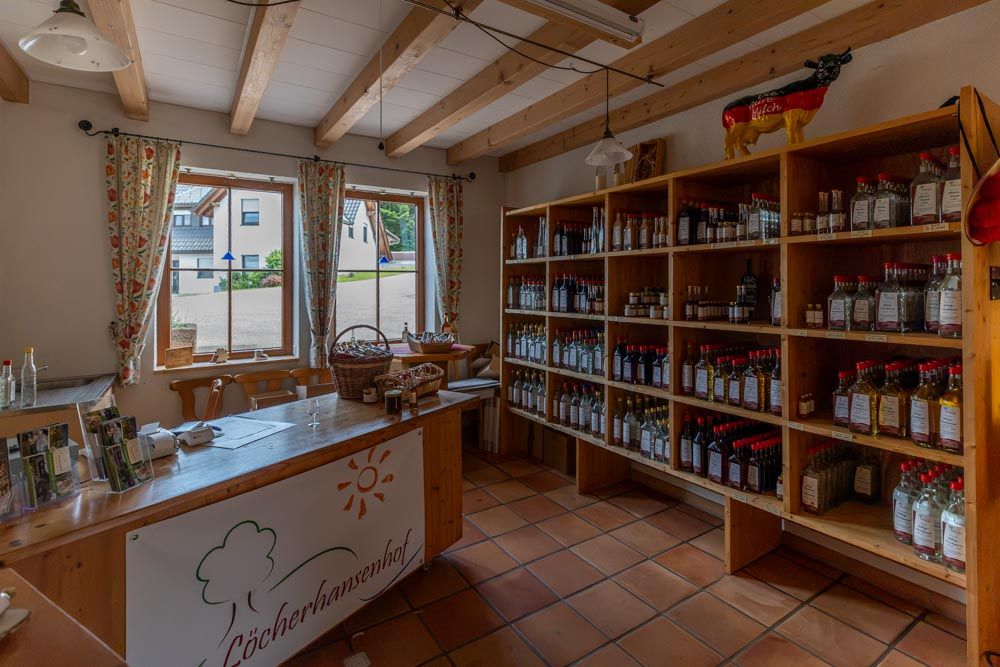 Produkte aus der Brennerei im Regal