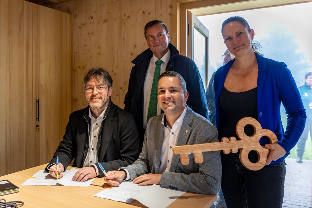 Bei der Übergabe der Naturpark-Moorstation an den Zweckverband Kaltenbronn: Prof. Dr. Christian Dusch (Naturpark-Vorsitzender & Landrat Landkreis Rastatt), Julian Christ (Bürgermeister Stadt Gernsbach), Sabine Zenker (Bürgermeisterin Gemeinde Enzklösterle), Landwirtschaftsminister Peter Hauk (MdL)