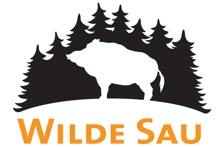 Logo Wilde Sau mit Wildschwein vor Waldkulisse