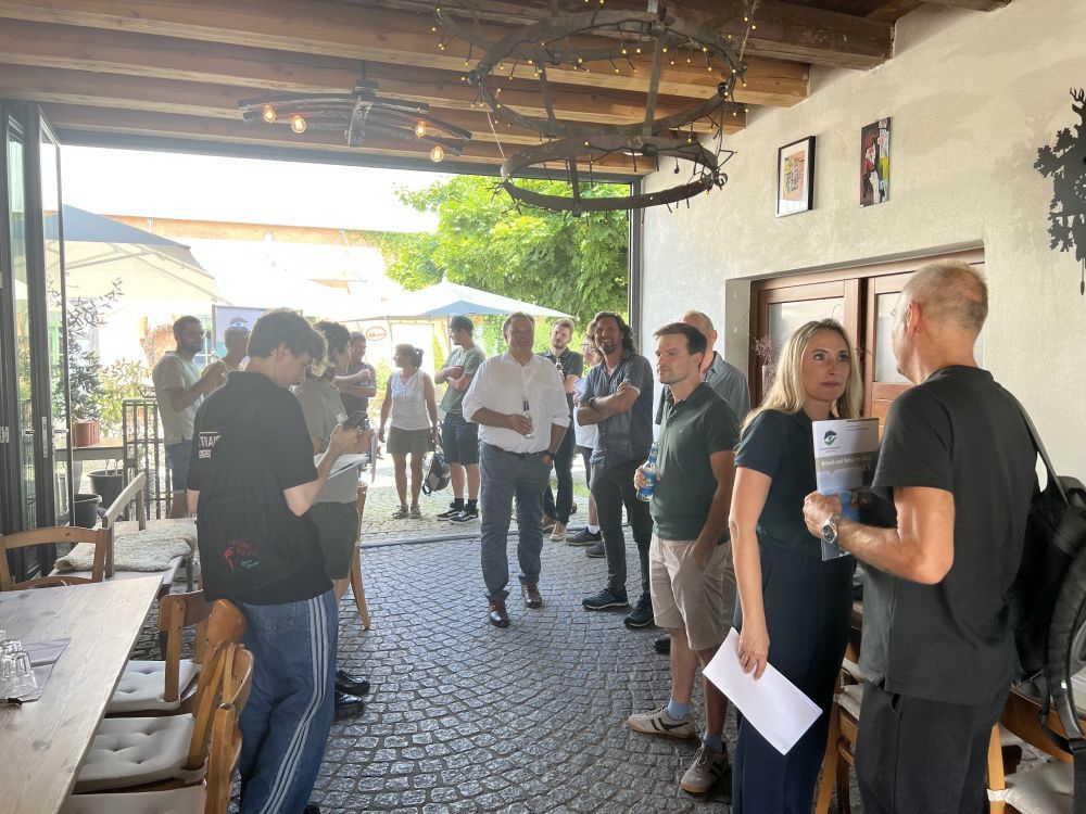 Menschen stehen beisammen und tauschen sich aus