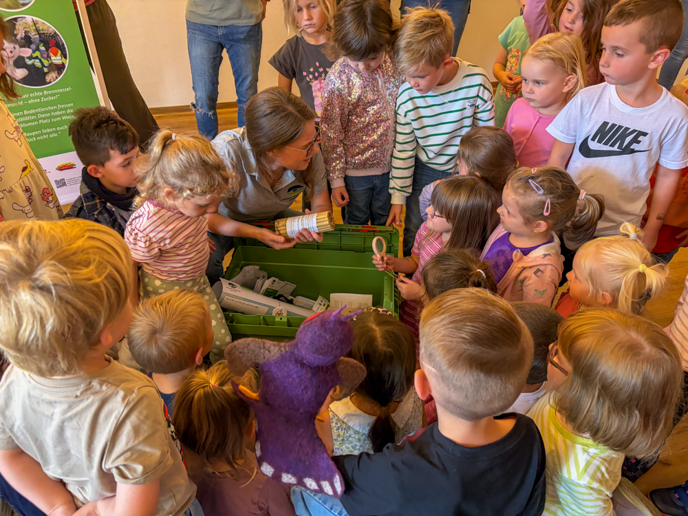 Kinder scharen sich um die Naturpark-Entdeckerkiste