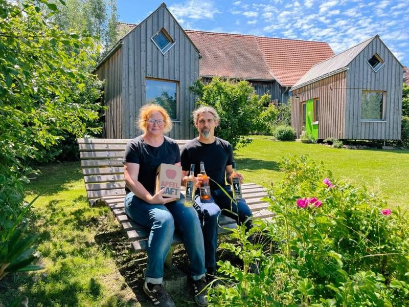 Catherina Haessler und Partner Benjamin Sixt vor der Dorfscheune und den beiden Tiny Houses in Schömberg