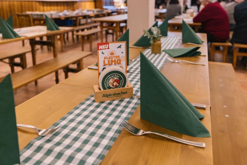 gedeckter Tisch bei Alpirsbacher Klosterbräu