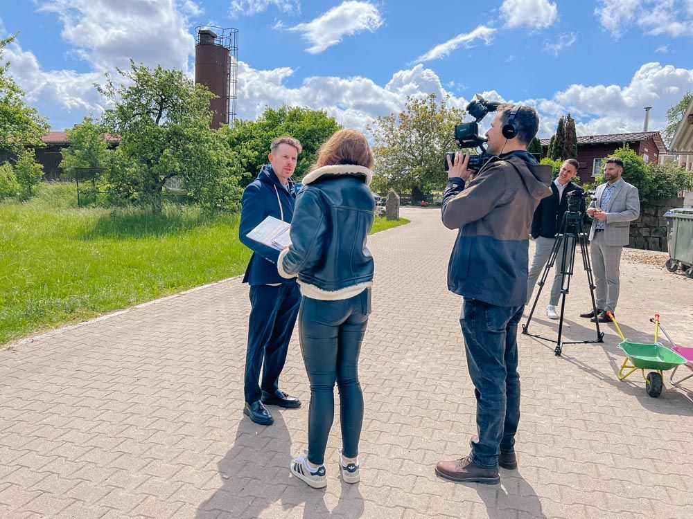 Filmteam interviewt Straubenhardts Bürgermeister Helge Viehweg