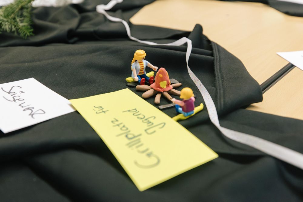 Playmobilfiguren am Lagerfeuer