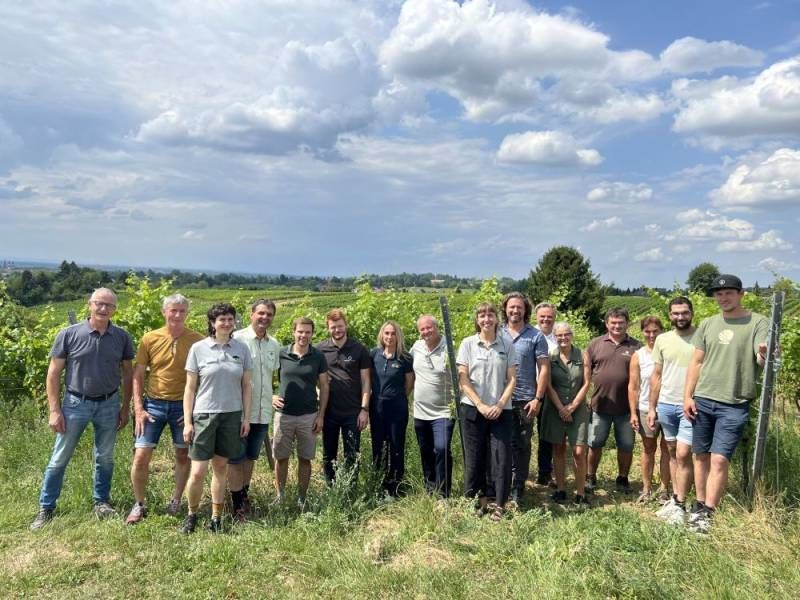 Gruppenbild im Weinberg
