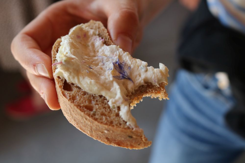 Brot mit Blütenbutter