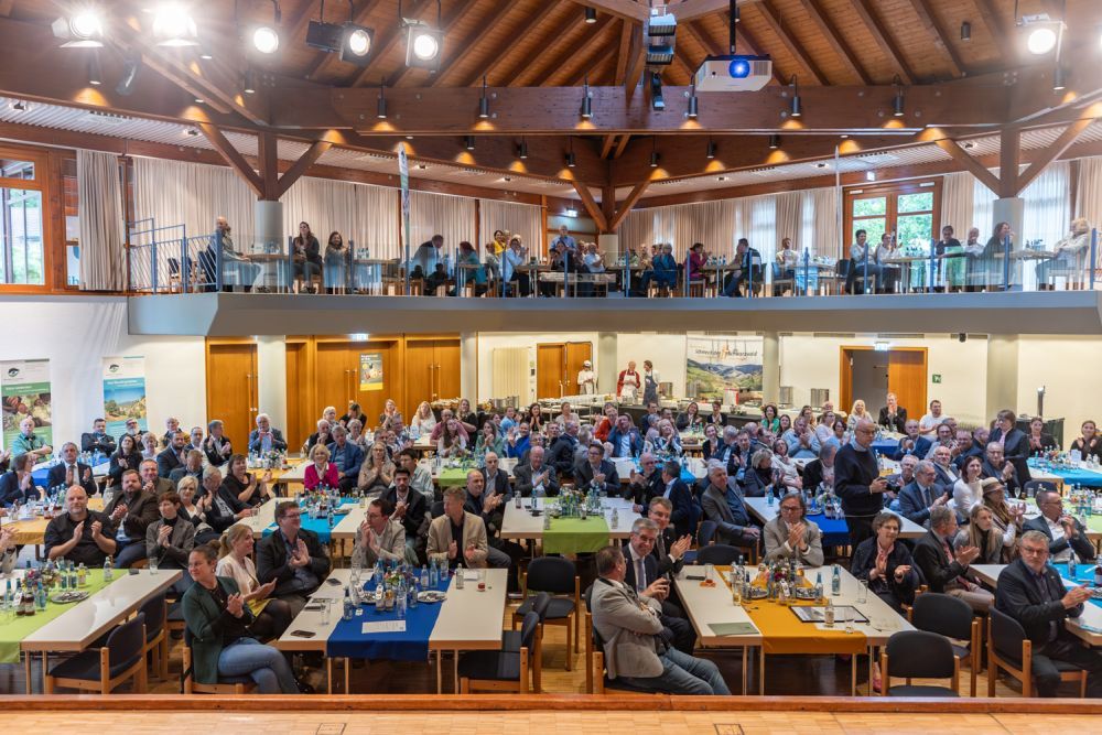 mit Menschen gefüllter Saal