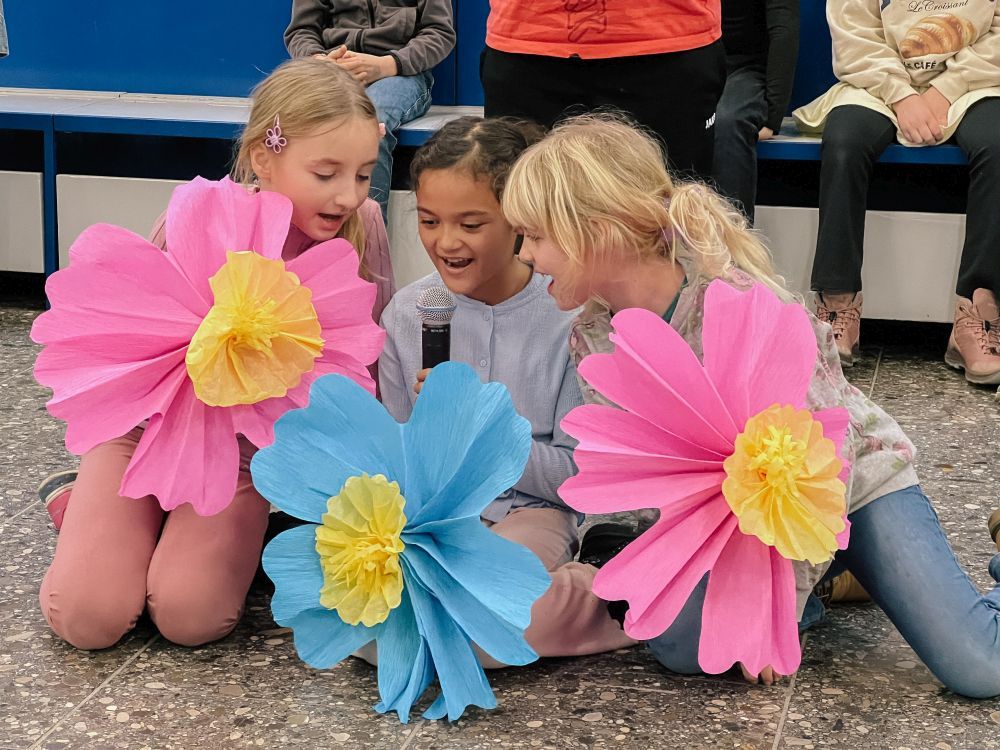 Kinder führen ein Theaterstück auf