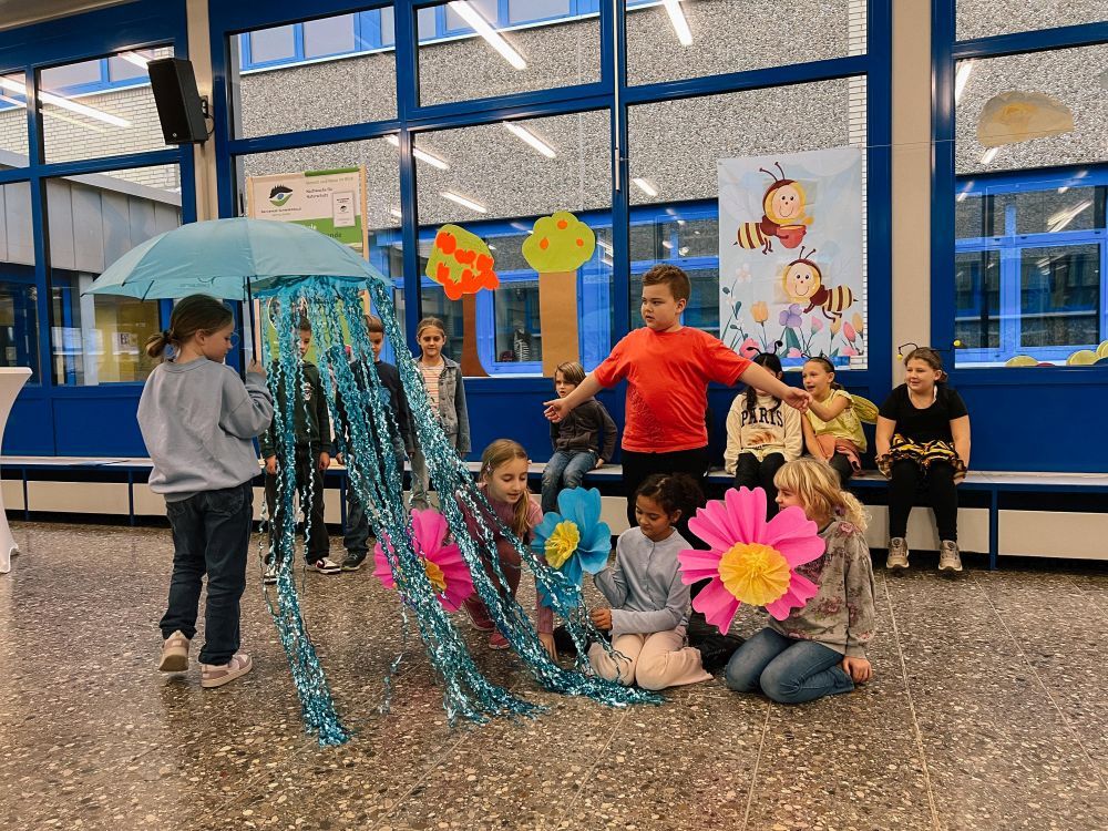 Kinder führen ein Theaterstück auf