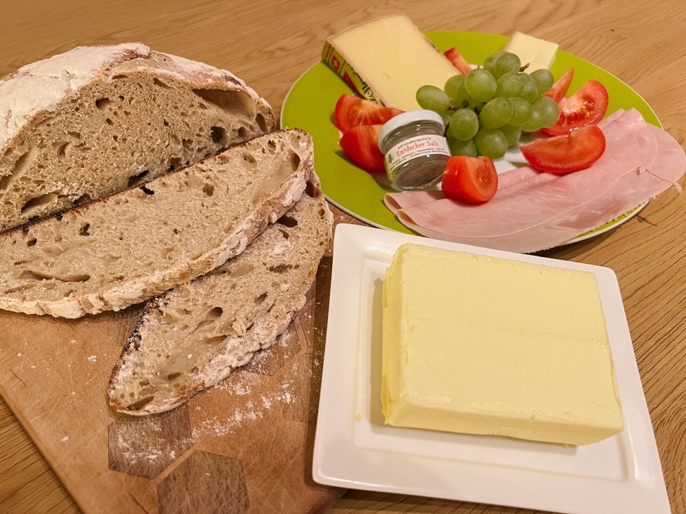 Reisers Brot zu einem Vesper angerichtet