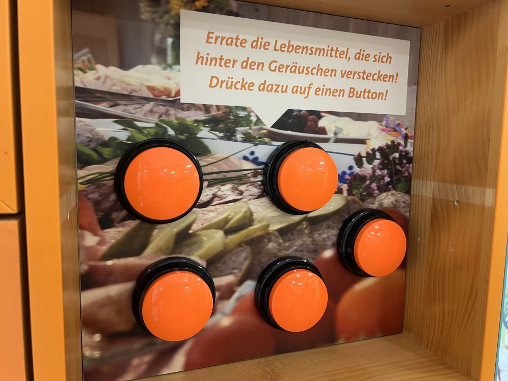 Fach mit orangenen Knöpfen zum Drücken