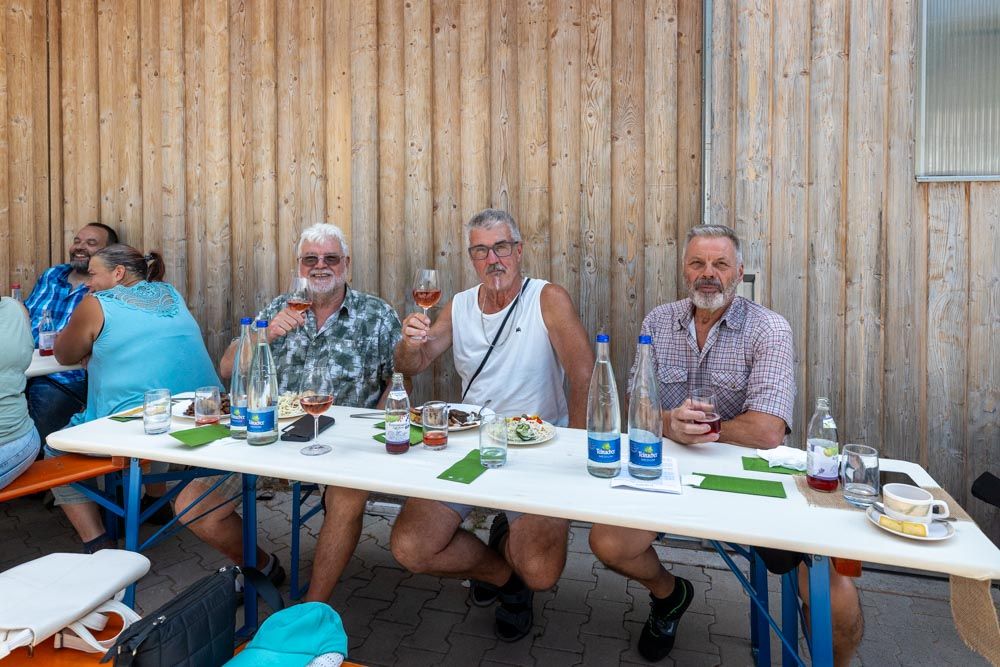 Männer prosten in die Kamera