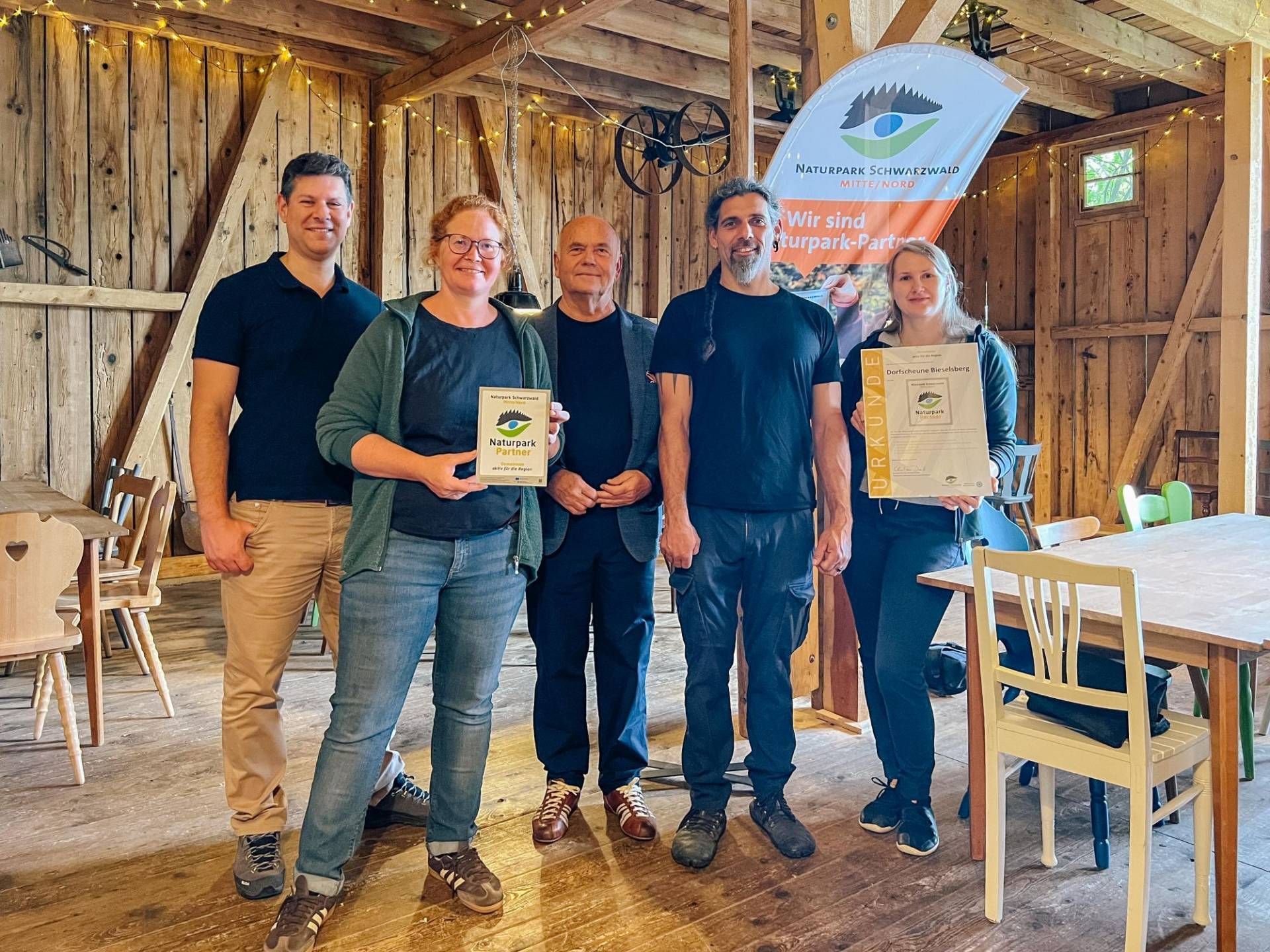 Freuen sich über die Auszeichnung der Dorfscheune Bieselsberg in Schömberg als Naturpark-Partner: Schömbergs Bürgermeister Dr. Matthias Stepan, Inhaberin Catherina Haessler mit Vater Joachim und Partner Benjamin Sixt sowie Naturpark-Projektmanagerin Janina Hutt (v. l.).