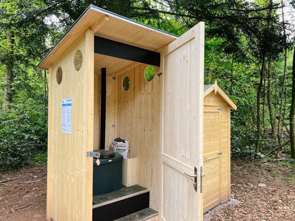Holztoilettenhäuschen