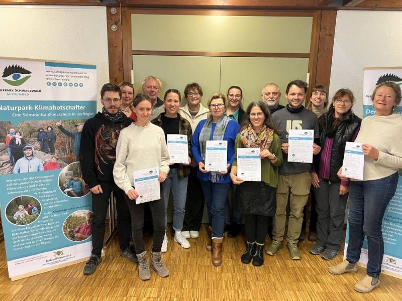 15 frisch zertifizierte Naturpark-Klimabotschafterinnen und -botschafter erweitern das Multiplikatoren-Netzwerk des Naturparks Schwarzwald Mitte/Nord in diesem Jahr auf rund 80 Klimawandel-Multiplikatorinnen und -Multiplikatoren.