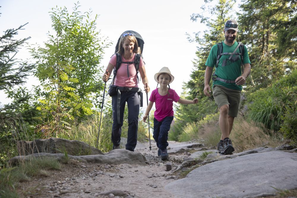 Familie beim Wandern