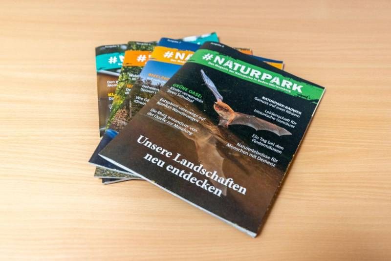Die aktuelle und die letzten drei Ausgaben der #Naturpark liegen auf einem Tisch.