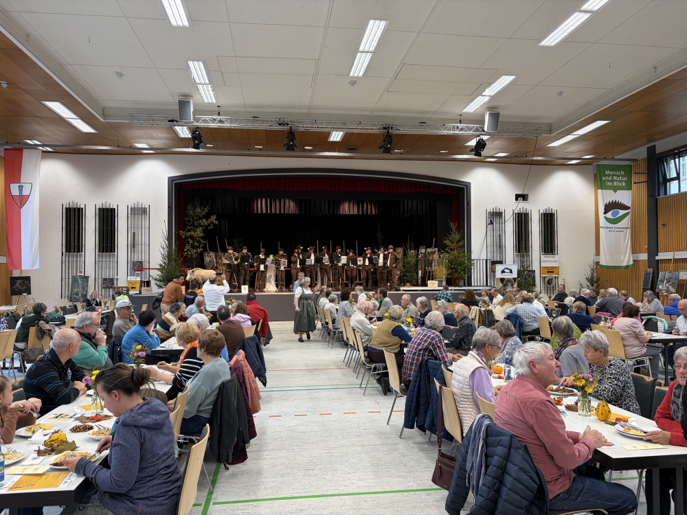 Mit Besuchern gefüllte Stadthalle
