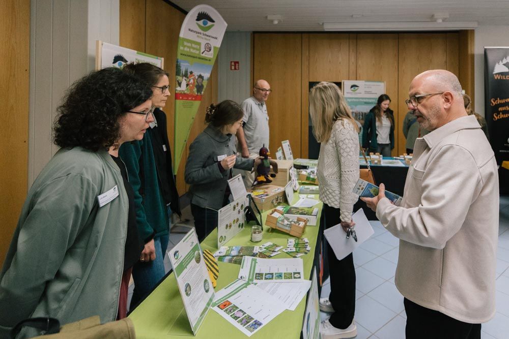 Menschen im Gespräch an einem Infostand