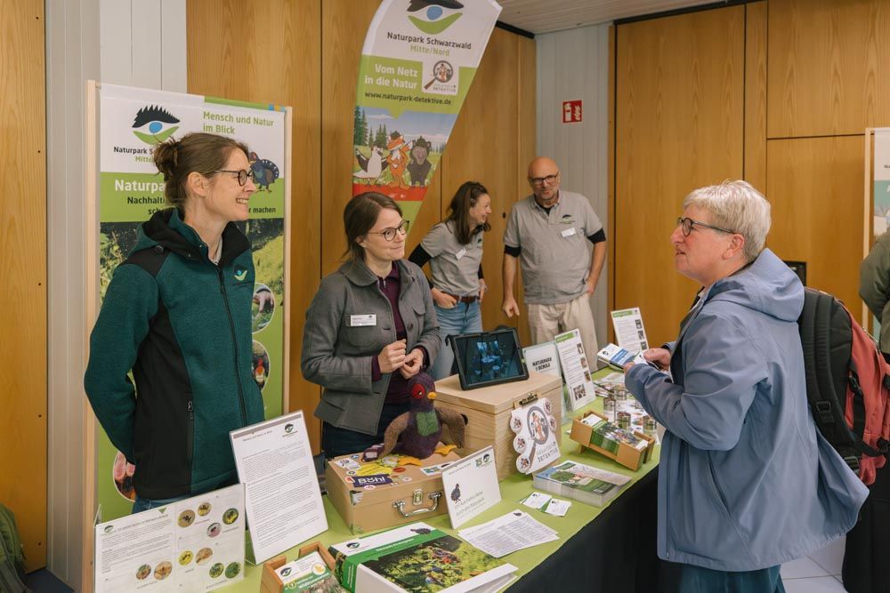 Menschen im Gespräch an einem Infostand