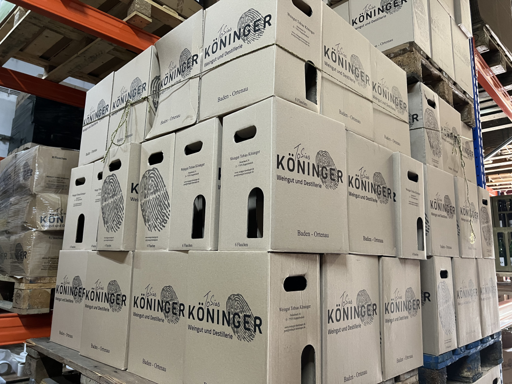Weinflaschenkartons mit dem Köninger-Logo
