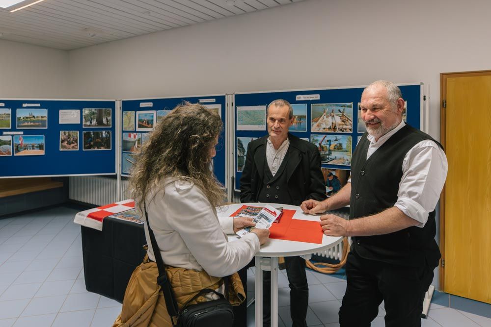 Drei Menschen unterhalten sich.