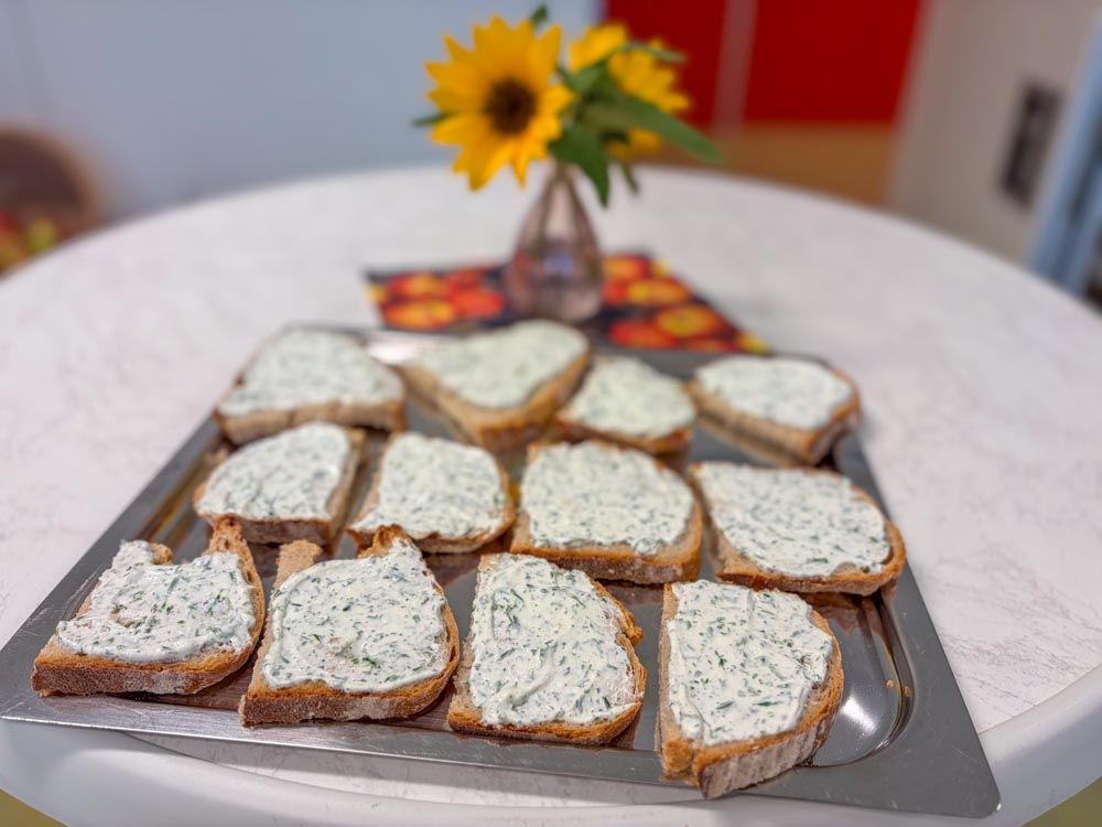 Brotscheiben mit selbstgemachtem Kräuterquarkaufstrich