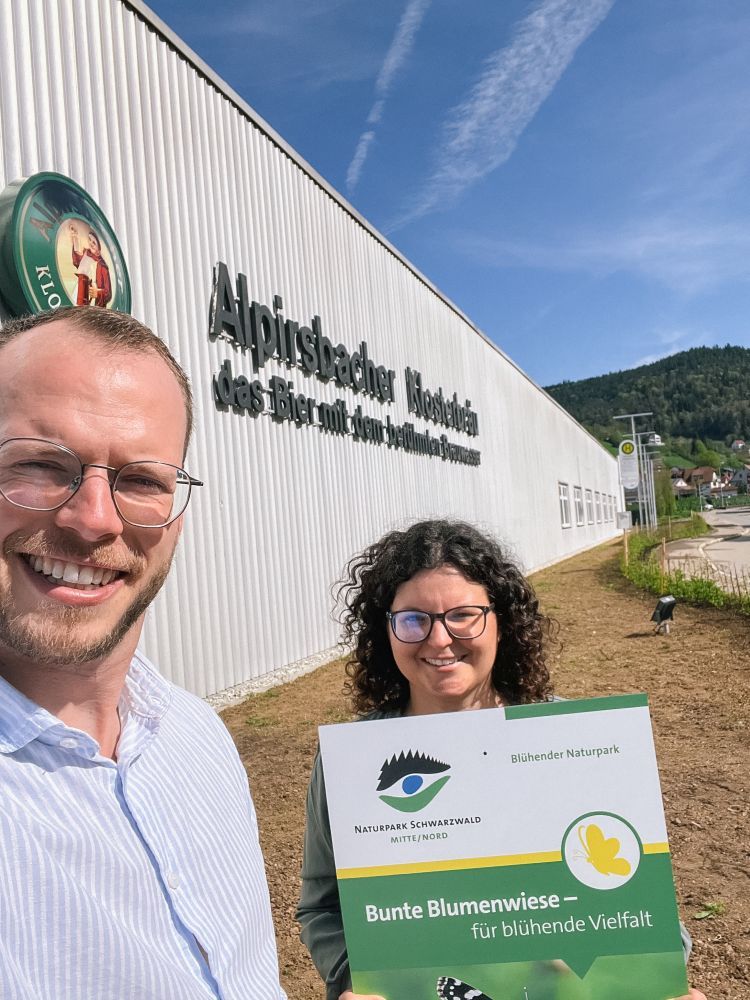 Selfie von Moritz Glauner von Alpirsbacher Klosterbräu mit Naturpark-Projektmanagerin Lilli Wahli