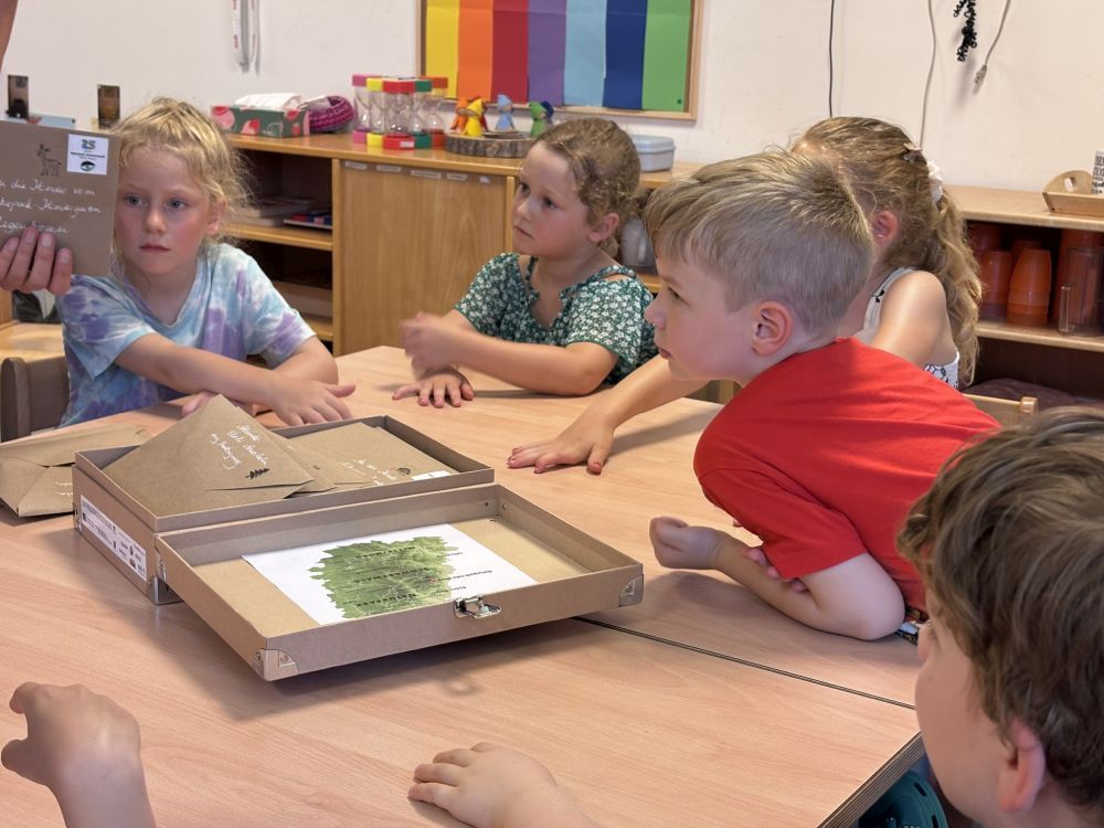 Kinder mit Briefekoffer