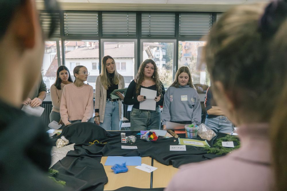 Schülerinnen stellen etwas vor.