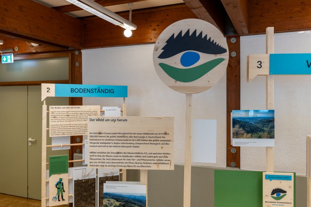 Infotafeln der Ausstellung mit Naturpark-Logo