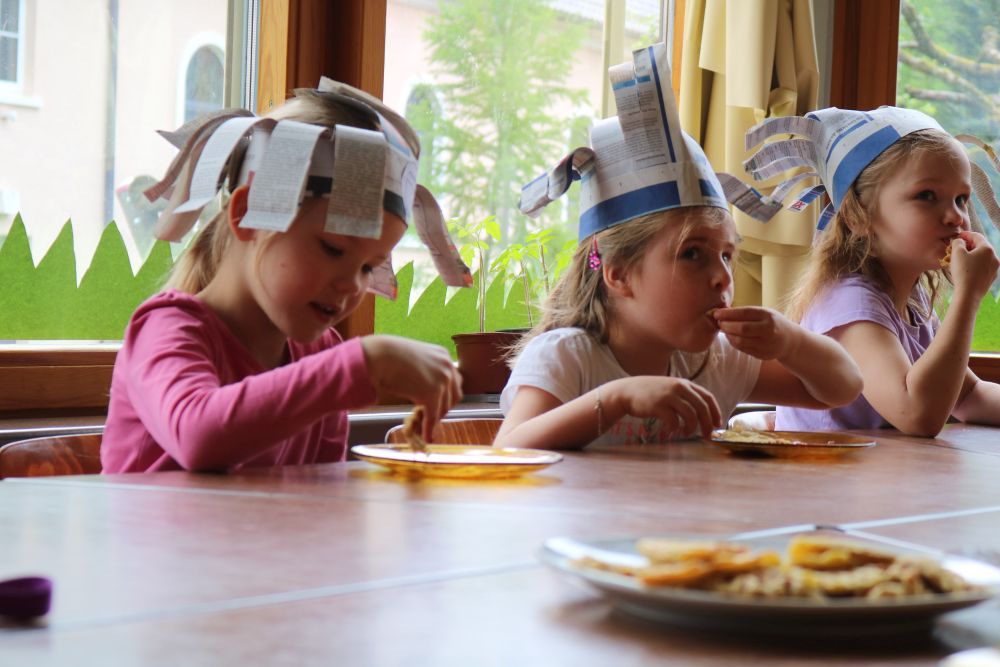 Kinder essen Waffeln