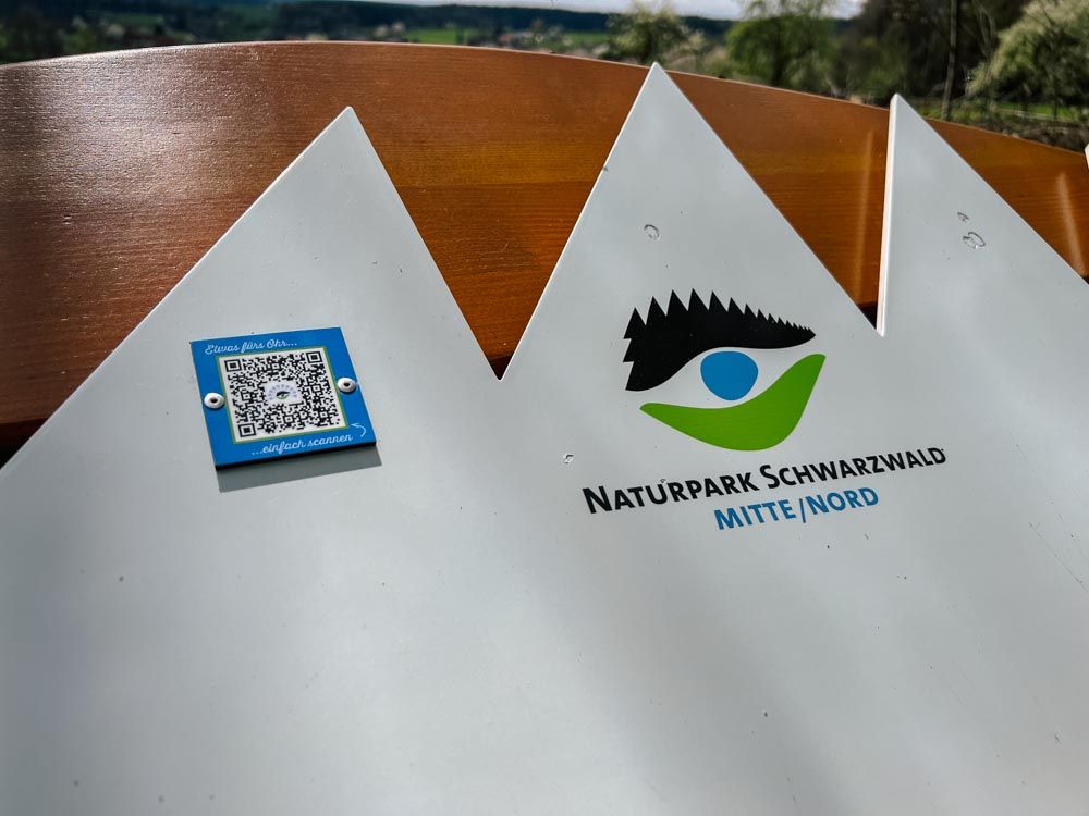 QR-Code neben Naturpark-Logo