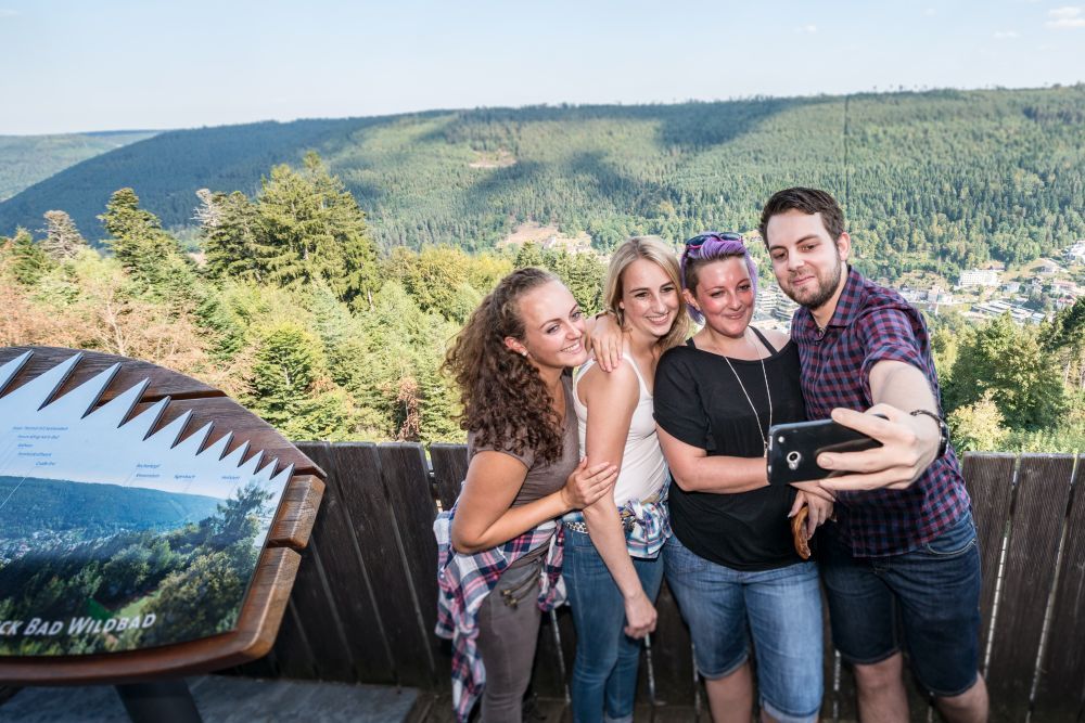 Vier junge Erwachsene machen ein Selfie beim Naturpark-AugenBlick.