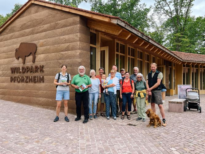 Gruppenbild Schwarzwald-Guide-Führung vor der Tourist-Info im Waldpark Pforzheim