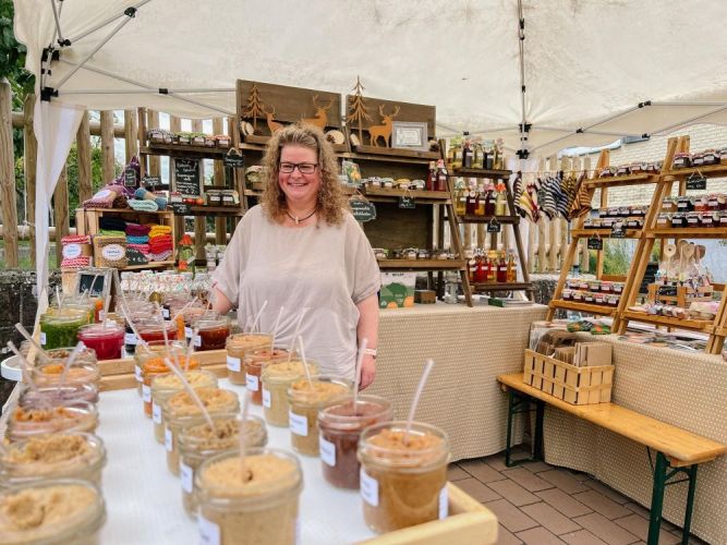 Markt-Beschickerin bei ihrem Stand