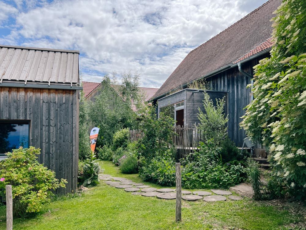 Dorfscheune mit Kräutergarten und Tiny House