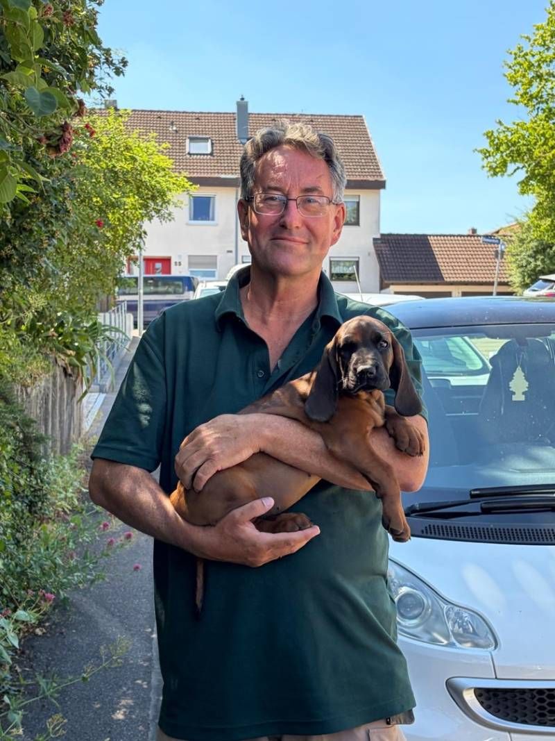 Porträtbild Thomas Bauer mit Hundewelpen