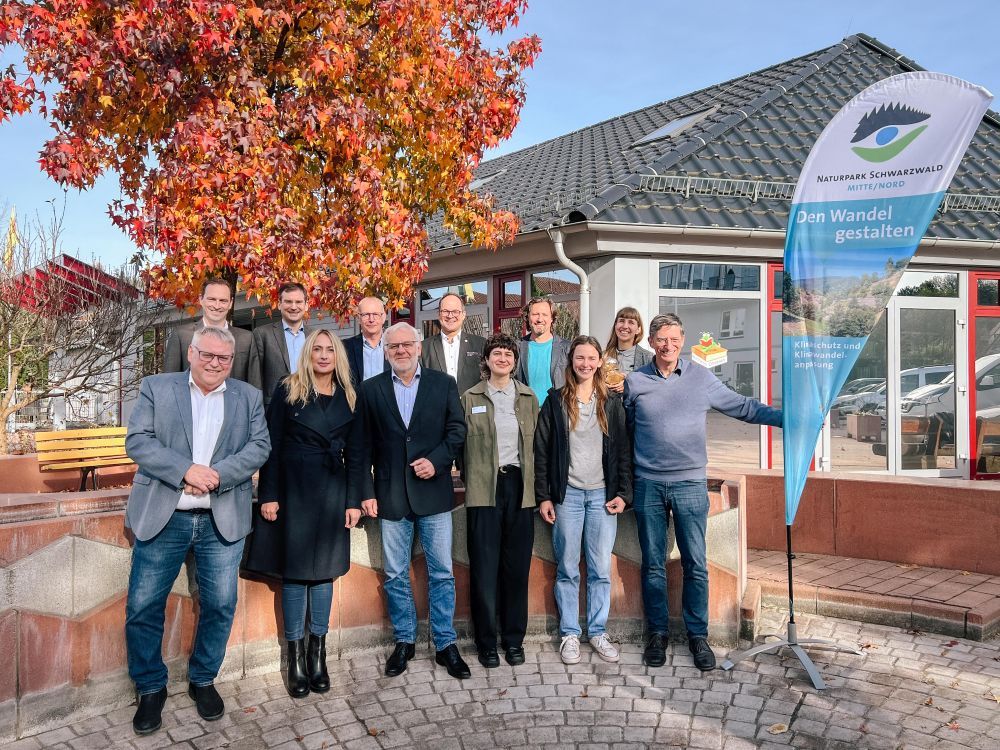 Freuen sich über den Start der Humus-Wasser-Modellregion des Naturparks Schwarzwald Mitte/Nord im Kinzigtal: hintere Reihe v. l.: Oberharmersbachs Bürgermeister & Stellv. Naturpark-Vorsitzender Richard Weith, der Erste Landesbeamte des Ortenaukreises Dr. Nikolas Stoermer, der Naturpark-Geschäftsführer Karl-Heinz Dunker, Hofstettens Bürgermeister Martin Aßmuth, Richard Tuth vom Innovationsfonds Klima- und Wasserschutz der badenova, und die Naturpark-Fachbereichsleiterin Klimaschutz und Klimaanpassung Helena Böddeker. vordere Reihe v. l.: Ohlsbachs Bürgermeister Bernd Bruder, Ortenbergs Bürgermeisterin Amalia Lindt-Herrmann, Reichenbachs Ortsvorsteher Markus Späth, die Naturpark-Projektmanagerinnen Helen Orth und Irmela Klöble und Fischerbachs Bürgermeister Thomas Schneider.