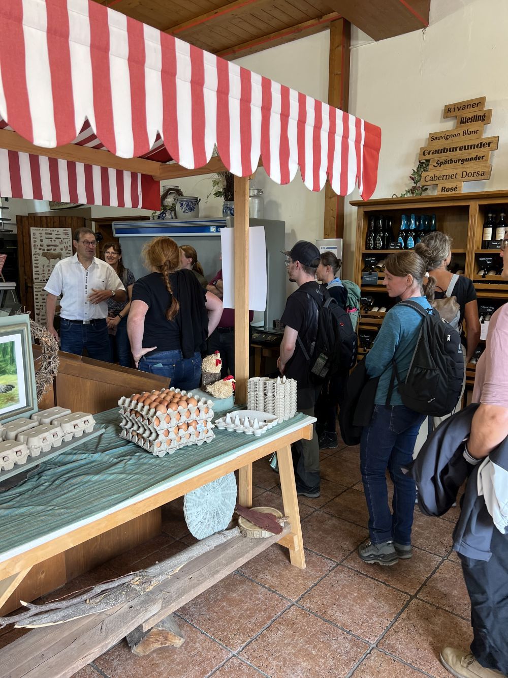 Menschen in einem Hofladen