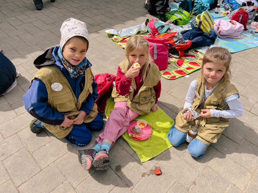 Drei Kinder mit Naturpark-Entdeckerweste der Naturpark-Detektive