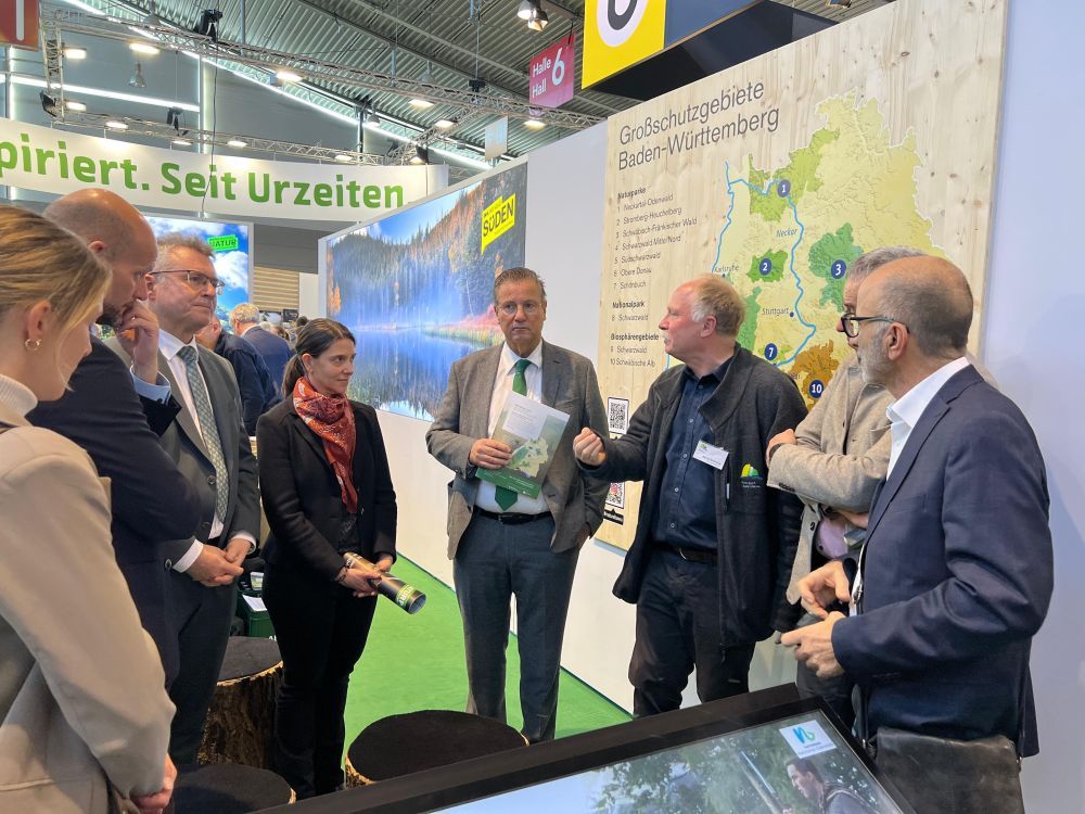 Der Minister mit den Naturpark-Vertretern im Gespräch