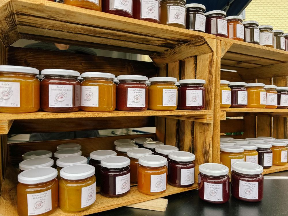 Marmeladen in einem Holzregal
