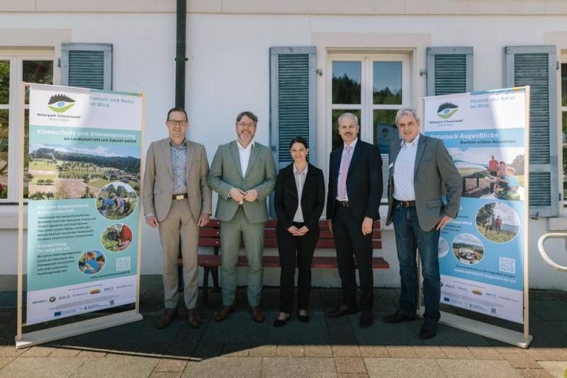 Präsentieren im Rahmen der diesjährigen Mitgliederversammlung das Jahresprogramm des Naturparks Schwarzwald Mitte/Nord: Der Stellv. Naturpark-Vorsitzende Richard Weith (Bürgermeister Oberharmersbach), der Naturpark-Vorsitzende Prof. Dr. Christian Dusch (Landrat Landkreis Rastatt), die Stellv. Naturpark-Geschäftsführerin Yvonne Flesch, Schiltachs Bürgermeister Thomas Haas und Christian Schütt von der Naturpark-Förderung (v. l.).  Bildrechte: Johannes Nickel/Naturpark Schwarzwald Mitte/Nord e. V.; frei zur einmaligen Verwendung nur in Verbindung mit einer redaktionellen Berichterstattung über den Naturpark.