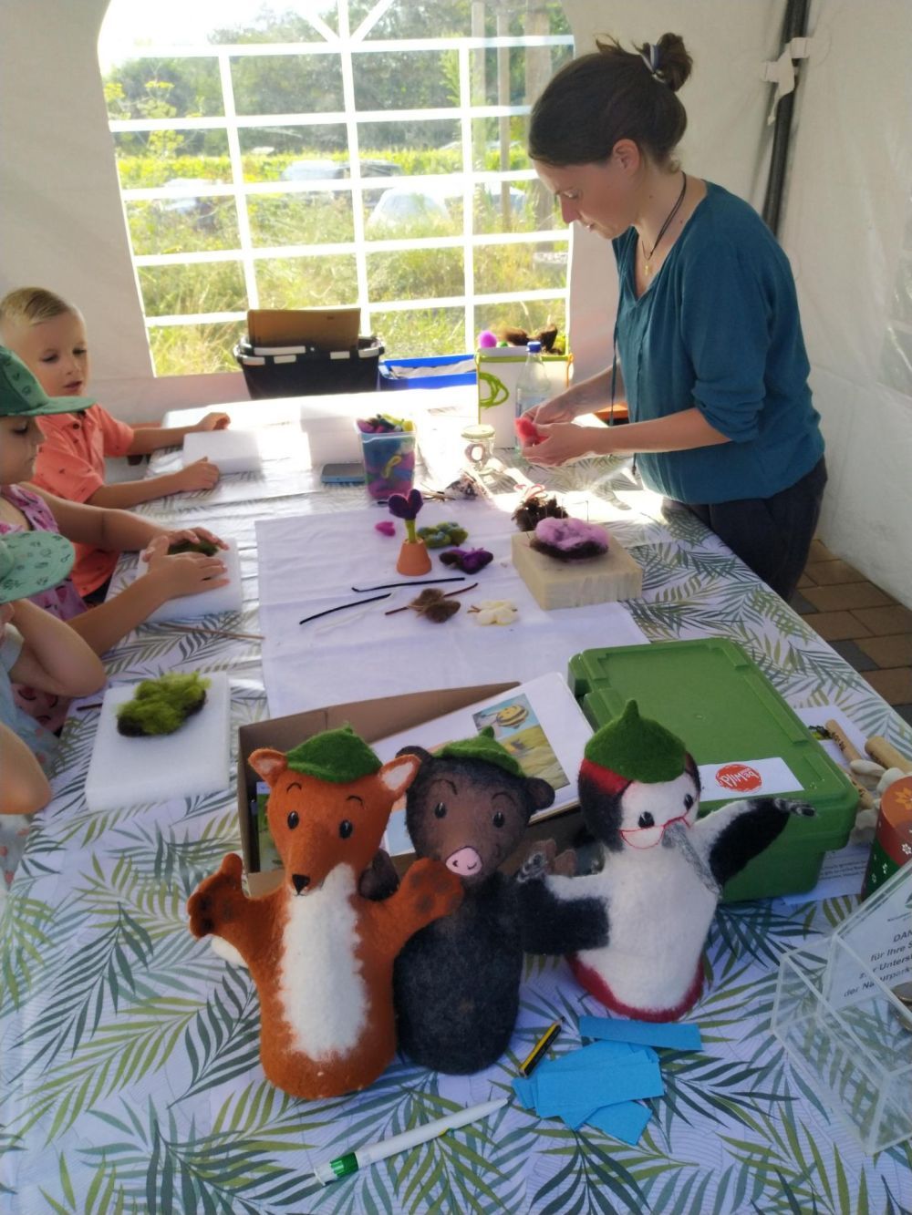 Bastelaktion mit den Naturpark-Detektiven bei einem Familientag